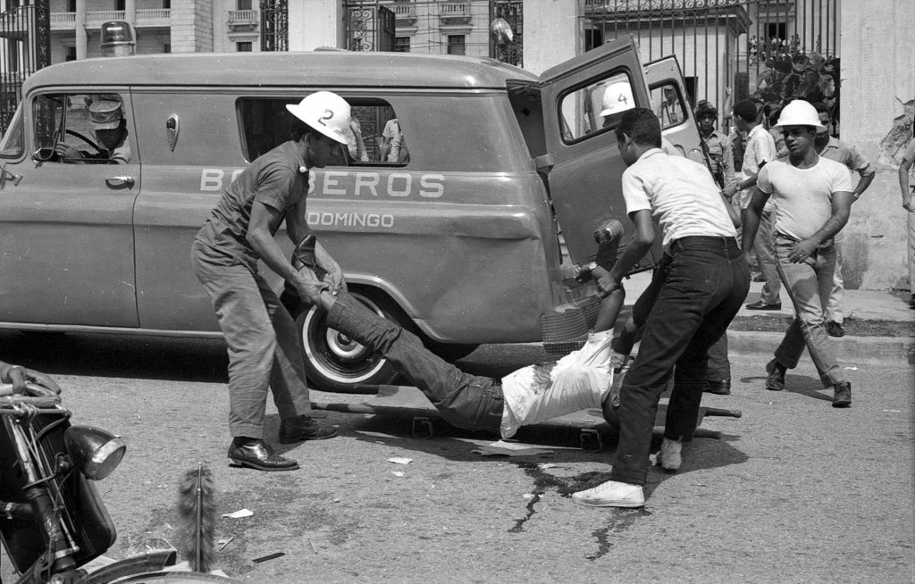 Bomberos recogen cuerpo de estudiante muerto tras ametrallamiento