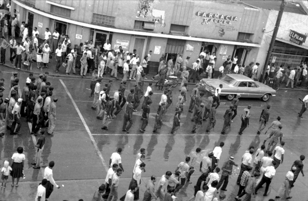 Desfile militar en entierro de Oscar Santana