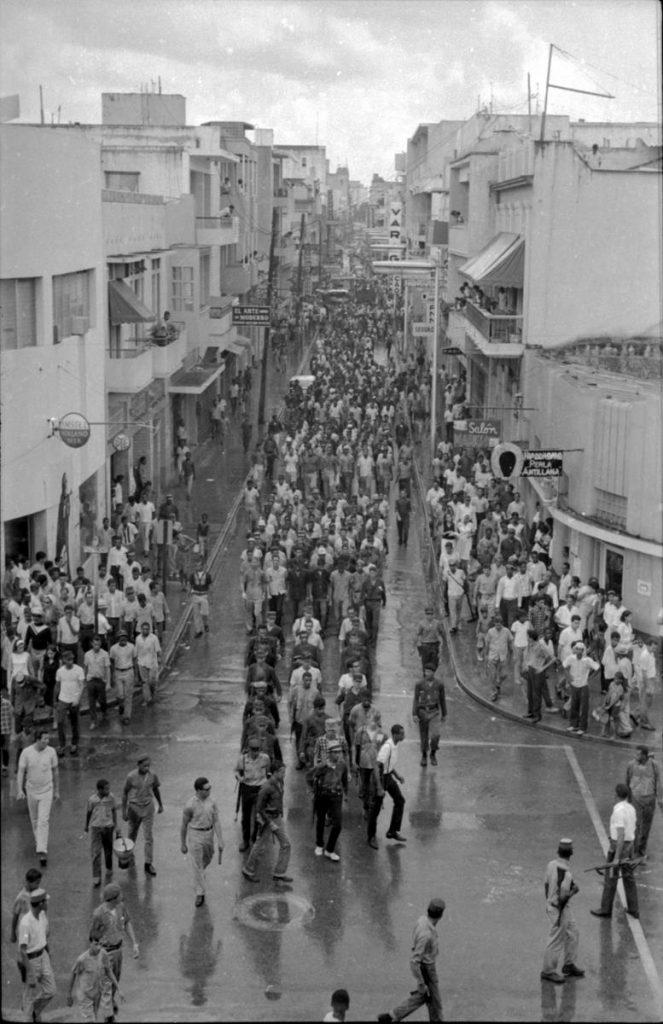 Desfile civil en el entierro de Oscar Santana