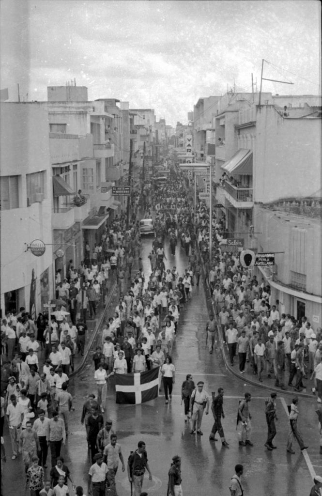 Desfile civil y militar en el entierro de Oscar Santana