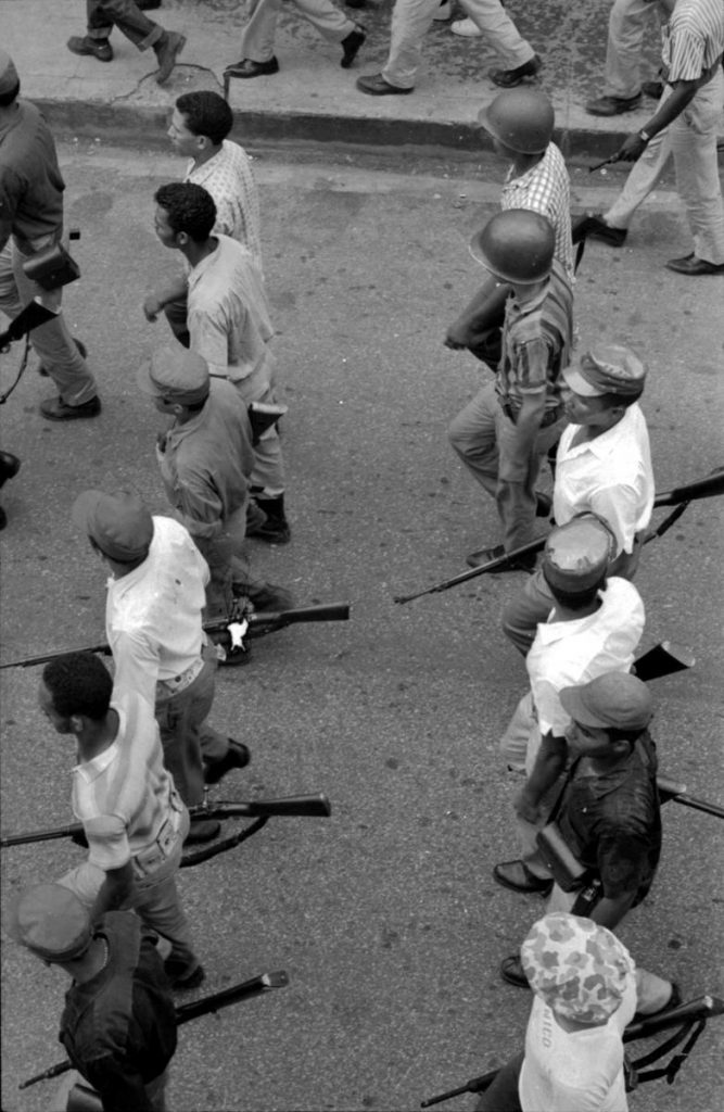 Desfile de militares en el entierro de Oscar Santana