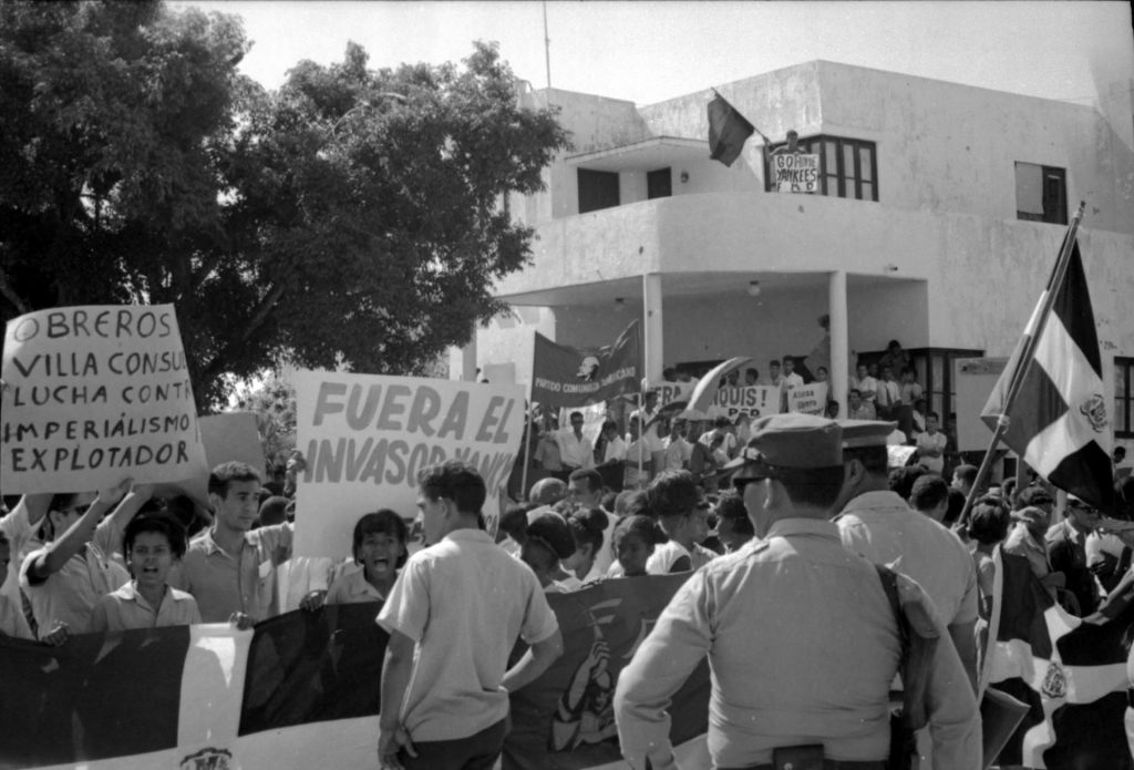 Policías atienden manifestación en el Palacio
